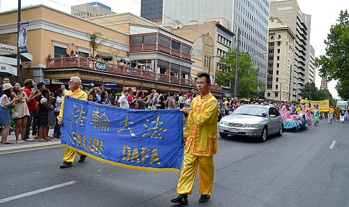 南澳法輪功學員參加澳洲國慶日遊行受歡迎