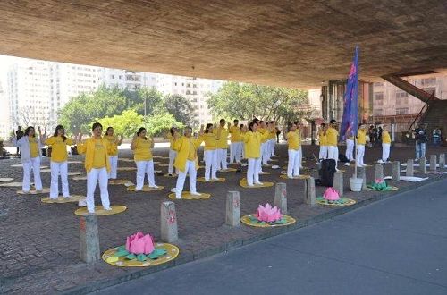 '圖1：二零一六年十月八日，法輪功學員們在巴西聖保羅最繁忙的商業區Paulista大街展示功法。'