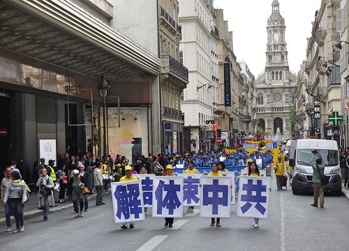 '圖8-9：遊行隊伍經過拉法耶特商場免稅店時，許多大陸遊客駐足觀看。'