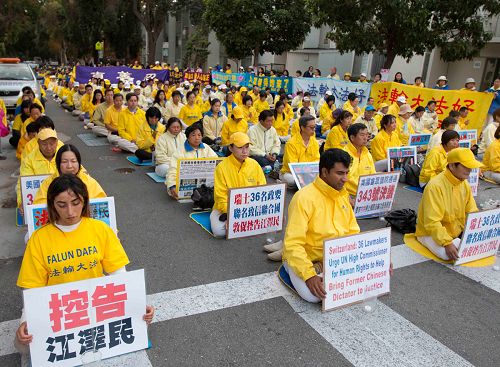 圖1：二零一六年十月二十二日傍晚五點多，來自各國的部份法輪功學員來到舊金山中領館前靜坐，繼續傳遞「真、善、忍」的美好，呼籲各界的支持，幫助制止持續了十七年的、中共對法輪功學員的迫害，要求法辦迫害元凶江澤民。