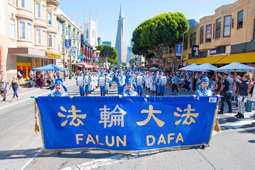 '圖：parade9　法輪功的隊伍受到主辦方和觀眾的歡迎'