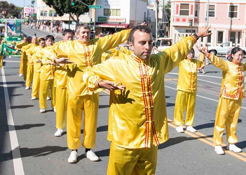 '圖：parade10　煉功隊裏有不少西方學員'