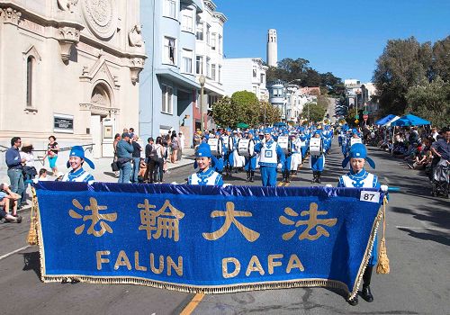 '圖：parade5　天國樂團在主席台前演奏'