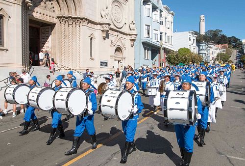 '圖：parade4　天國樂團在主席台前演奏'
