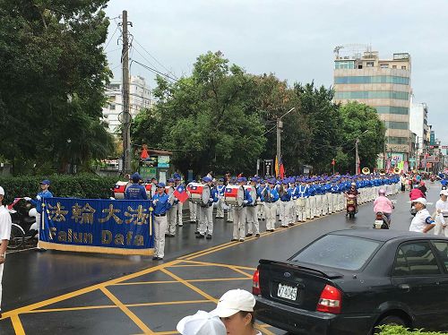 '圖1：在彰化縣員林市雙十慶遊行中，由兩百位法輪功學員組成的天國樂團開道，引領遊行隊伍。'
