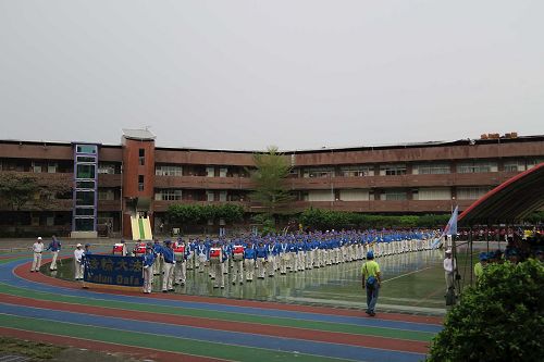 '圖3：天國樂團與腰鼓隊在雨中堅持不退縮的精神，令在場民眾感佩。'