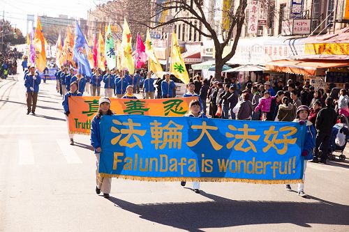 '圖3、4、5：展示法輪大法好主題的方陣，希望能把「真、善、忍」的美好帶給布碌崙的民眾。'