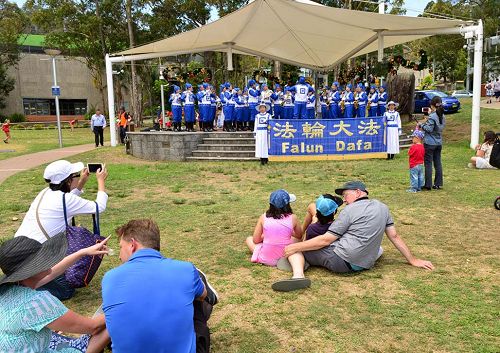 圖1：天國樂團受邀為民眾演奏