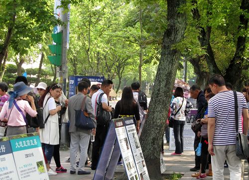 圖1－2：台北「國父紀念館」景點的法輪功真相吸引陸客的關注。