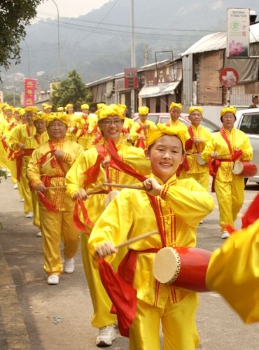 圖1-4：二零一六年五月二日，法輪功學員在雪蘭莪州安邦太子園舉辦遊行活動，與民眾同慶、同祝「世界法輪大法日」，獲得民眾的歡迎。