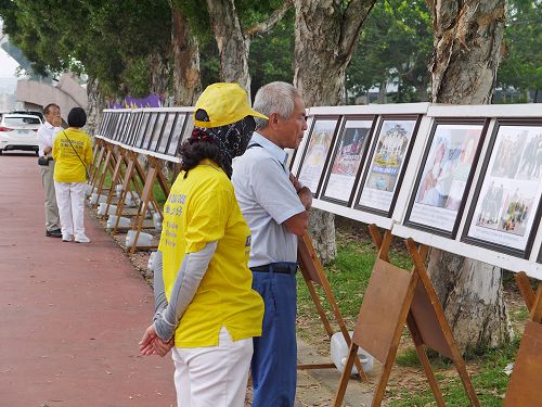 圖6： 在運動公園入口處設置的正法之路圖片展，讓往來民眾了解法輪功洪傳台灣和全世界的盛況。