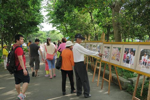 圖11:鰲峰山公園內的步道上介紹法輪功洪傳世界的圖片展，讓民眾進一步了解法輪功。