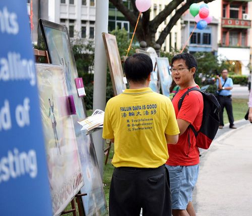 圖4：民眾聽聞真相後，支持法輪功學員反迫害