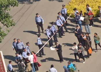 圖1：法警拉出警戒線