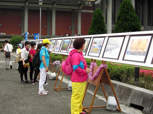 圖6-10：法輪功正法之路圖片展吸引遊客駐足觀看。