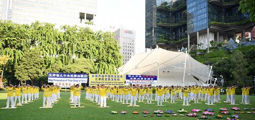 圖1-3：新加坡法輪功學員集體煉功。