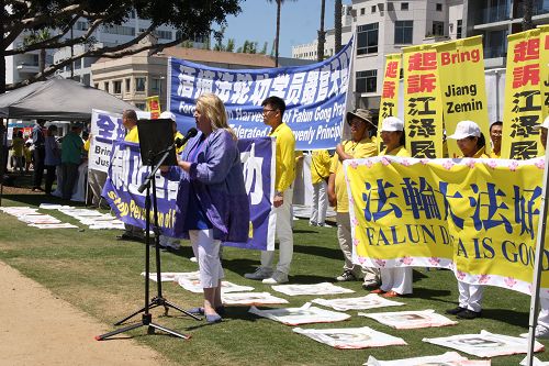 圖14：國際組織「公民人權協會」（CCHR）主席Jan Eastgate在洛杉磯聖莫尼卡碼頭7.20反迫害集會上發言。