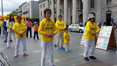 圖8：二零一六年七月十六日，愛爾蘭法輪功學員在都柏林市中心集體煉功，傳播法輪功的真相。