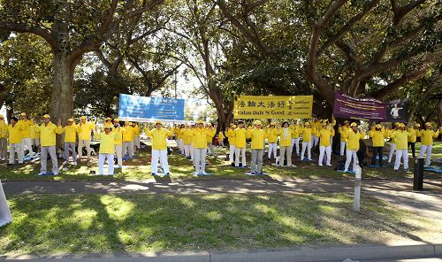 圖1-2：二零一六年八月十四日，悉尼舉辦一年一度的「城市到海灘」 馬拉松長跑慈善活動，悉尼法輪功學員在長跑中點──玫瑰灣的萊恩公園（Lyne Park）展示功法，美好祥和的場面吸引了跑步者的關注。