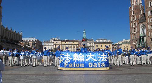 圖2-3：歐洲天國樂團在波蘭克拉科夫古城集市廣場表演