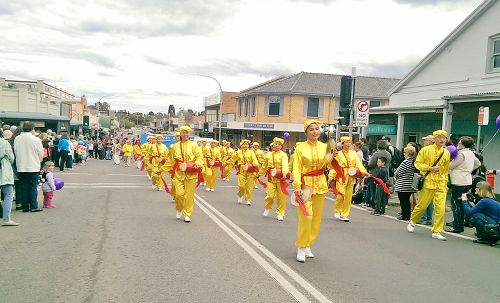 圖1-2：悉尼法輪功學員參加新州寶柔鎮的鬱金香花節遊行