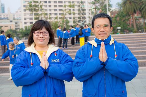 '圖5：婦產科醫師黃棟樑與妻子陳麗珍一起向師父拜年，恭祝師尊新年快樂。'