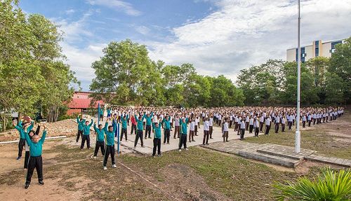 '圖1～2：特拉丹第一中學千人集體學煉法輪功'