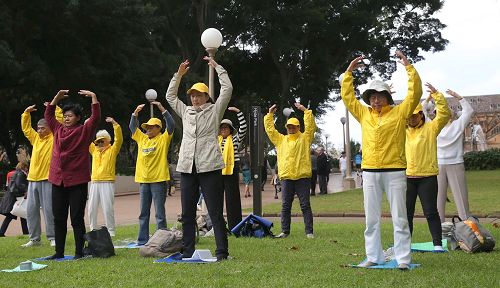 '圖1：悉尼法輪功學員在市中心的海德公園集體煉功和講真相。'