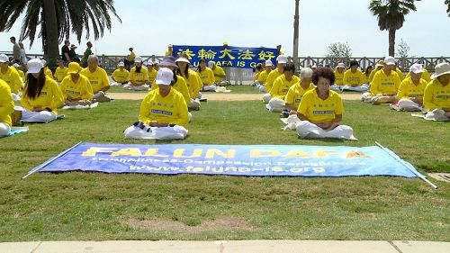 '圖1：法輪功學員在聖莫妮卡碼頭公園集體煉功'