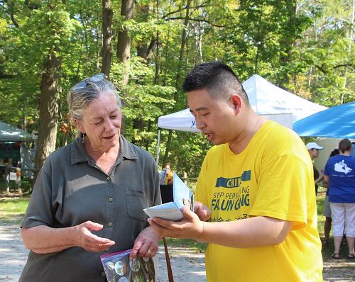 '圖7：奧羅拉居民Jacky感謝法輪功學員把這麼好的功法介紹給她。'