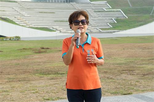 '圖10：元旦前夕，高雄市法輪功學員齊聚衛武營都會公園草坪廣場，海洋裏里長蔡秀寶向法輪功創始人李洪志先生拜年。'