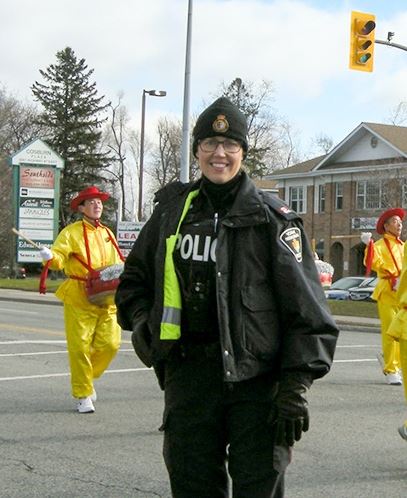 '圖12：二零一五年十一月二十八日的遊行中，萬錦市警察局Denise Cartier警官讚天國樂團的演奏很精彩。'