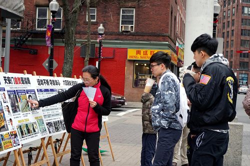 退黨義工（右）向市民講真相反迫害。