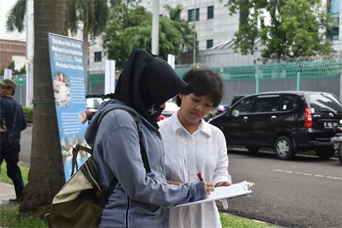 '圖1～3：雅加達法輪功學員在中共大使館前舉辦紀念四二五的活動'