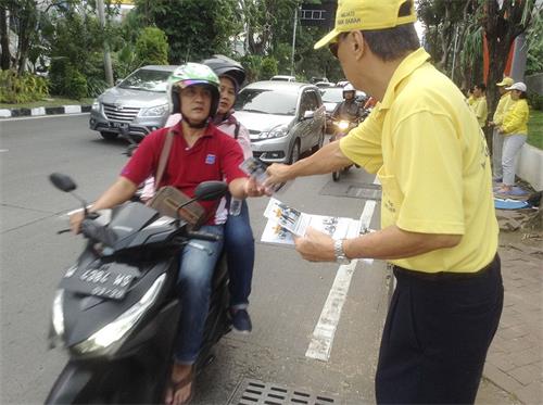 '圖4～5：法輪功學員在印尼泗水市中領館前講真相活動'