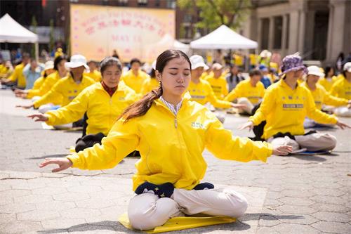 '圖1～5：五月十日，美國紐約地區的部份法輪功學員在曼哈頓的聯合廣場集體煉功，展示法輪功的五套功法，向過往民眾展示法輪大法的祥和與美好。'