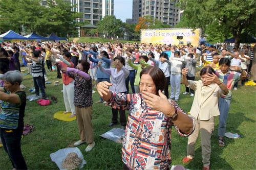 '圖2：台灣桃竹苗法輪功學員，在新竹關新公園集體煉功。'