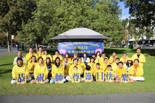 '圖1：南澳法輪功學員集體給法輪大法師父恭祝師父生日快樂。'