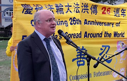 圖12：帕拉瑪塔市長威爾遜先生（Andrew Wilson）五月十一日在帕拉瑪塔市政廳廣場上慶祝「世界法輪大法日」的活動上發言