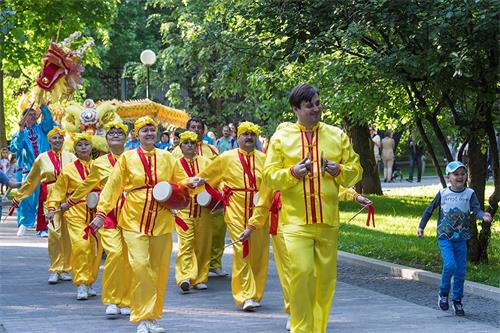 '圖4～5：法輪功學員在鮑曼花園內的遊行活動'