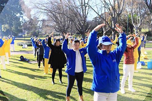 '圖1～2：二零一八年七月十四日上午，墨爾本法輪功學員在維多利亞女王公園集體大煉功。圖為法輪功第二套功法。'