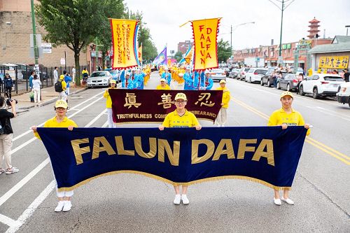 圖parade1-12、main banner1、2：美國中部法輪功學員們彙集芝加哥市中國城，舉辦反迫害大遊行，呼籲制止中共對法輪功長達十九年的殘酷迫害。