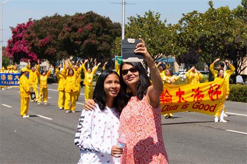 '圖5：祥和的法輪功隊伍吸引民眾拍照留念'