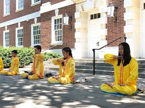 '圖1：德拉華州紐瓦克社區日活動中，法輪功學員演示功法'