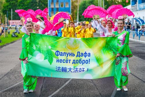 '圖1～5：法輪功學員們在大教堂廣場上的遊行活動'