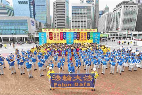 '圖3：天國樂團表演，恭祝慈悲偉大的師父新年快樂。'