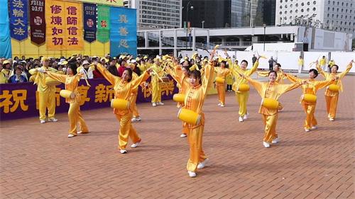 '圖4：腰鼓隊表演，恭祝慈悲偉大的師父新年快樂。'