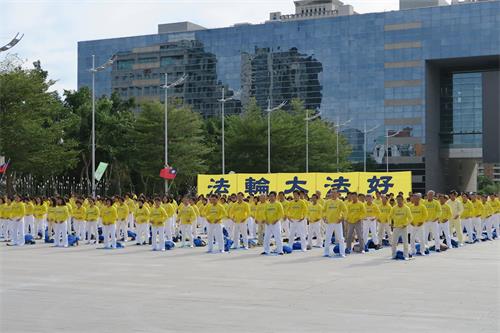 '圖1～3：二零一九年元旦下午，大台中地區法輪功學員在市政府廣場煉功洪法，並向師尊拜年。'