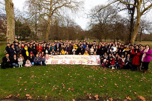 '圖1：二零一九年十二月八日，參加集體學法的英國法輪功學員在倫敦海德公園合影，恭祝法輪功創始人李洪志先生新年好'