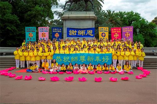 '圖1：澳洲墨爾本部份法輪功學員二零二零新年來臨之際恭祝師尊李洪志大師新年好，並致以最崇高的敬意和感恩之情。'